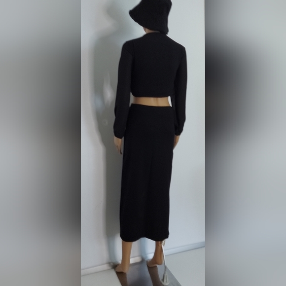 Elegant Black Long Skirt with Side Opening - Picture 4 of 13